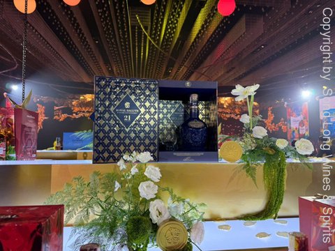 Bên trong hộp quà rượu Chivas 21 tết 2026